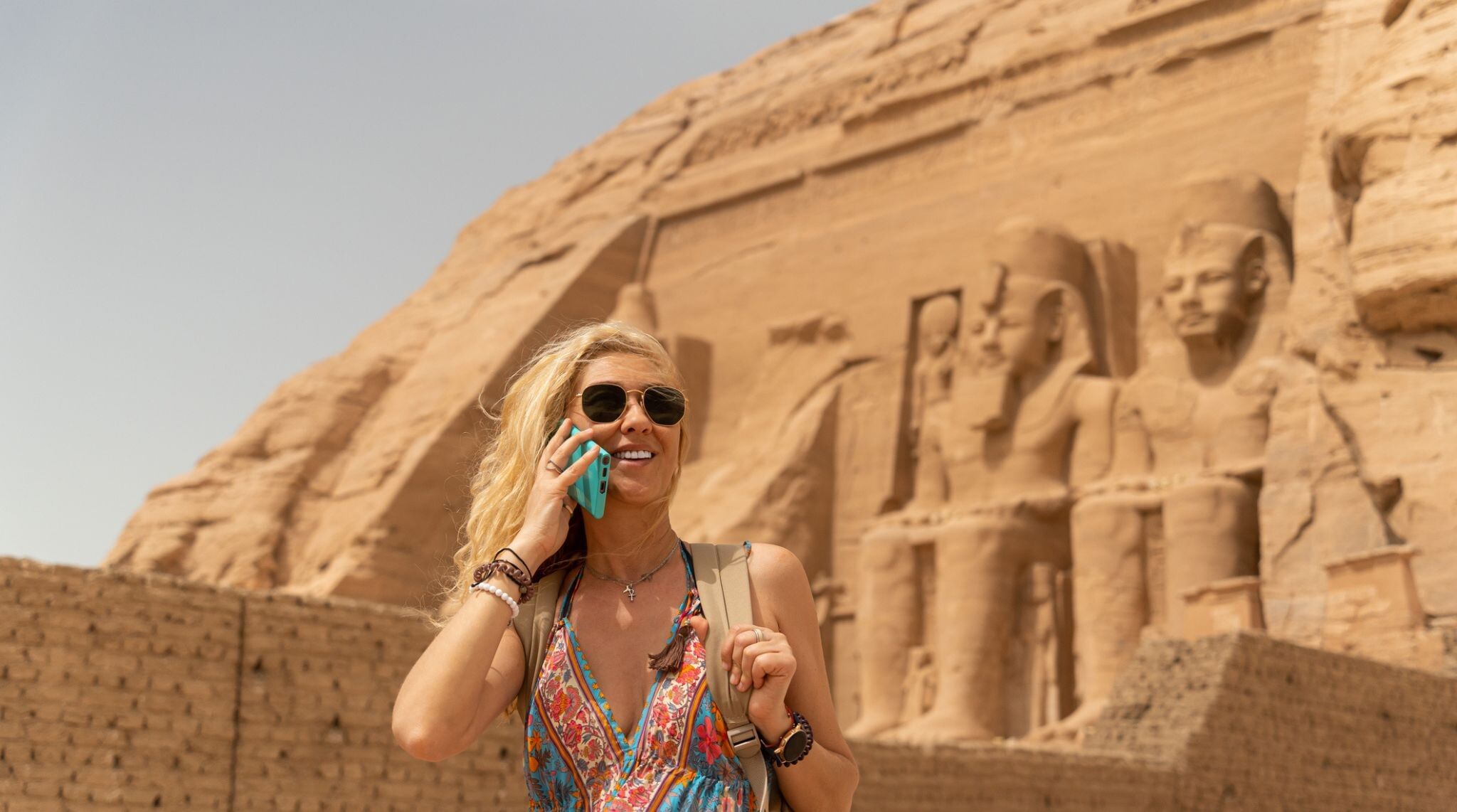 touriste utilisant son telephone en voyage en egypte