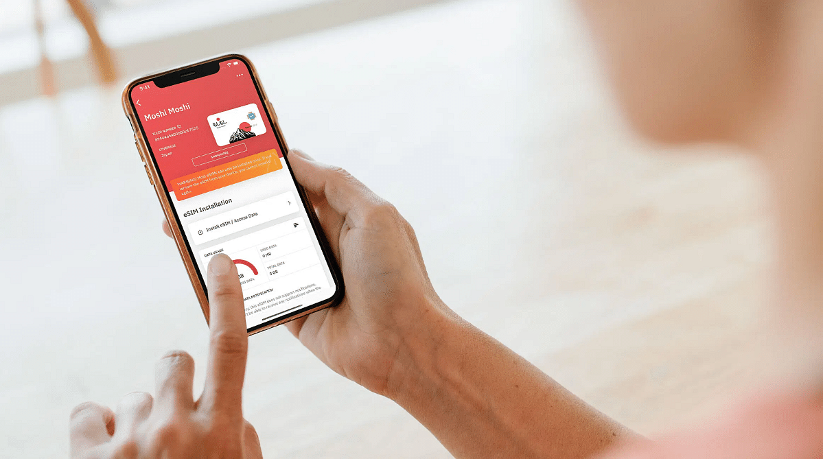 A user downloading an eSIM on the Airalo app