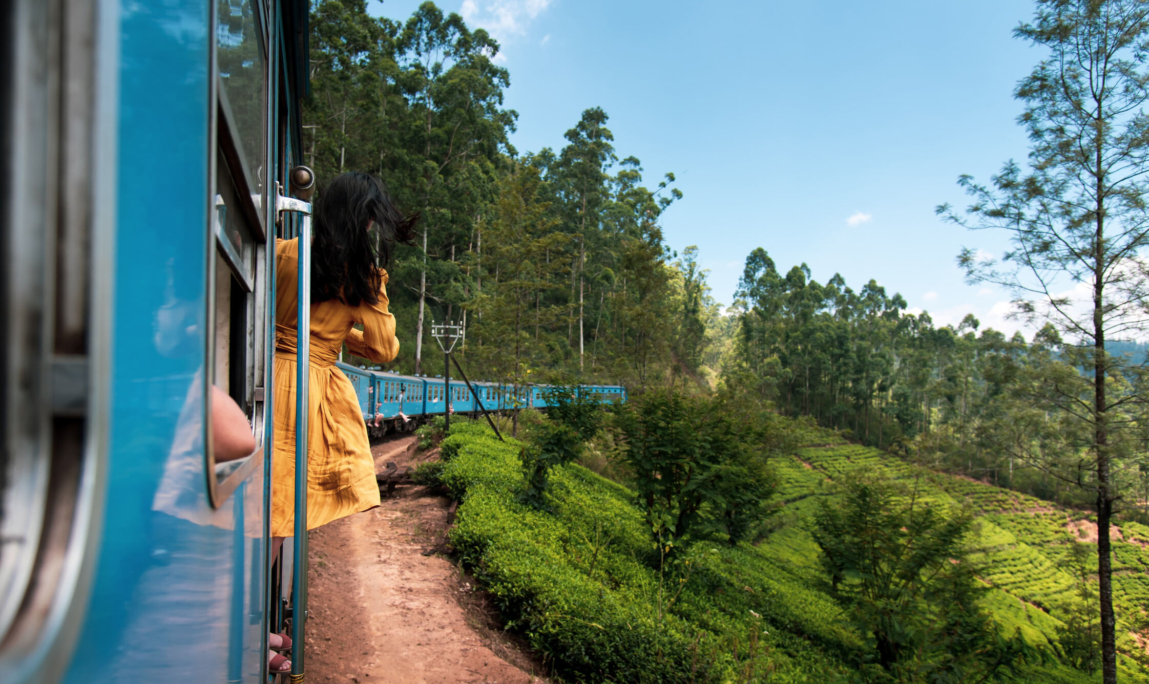Frau im Zug in Sri Lanka
