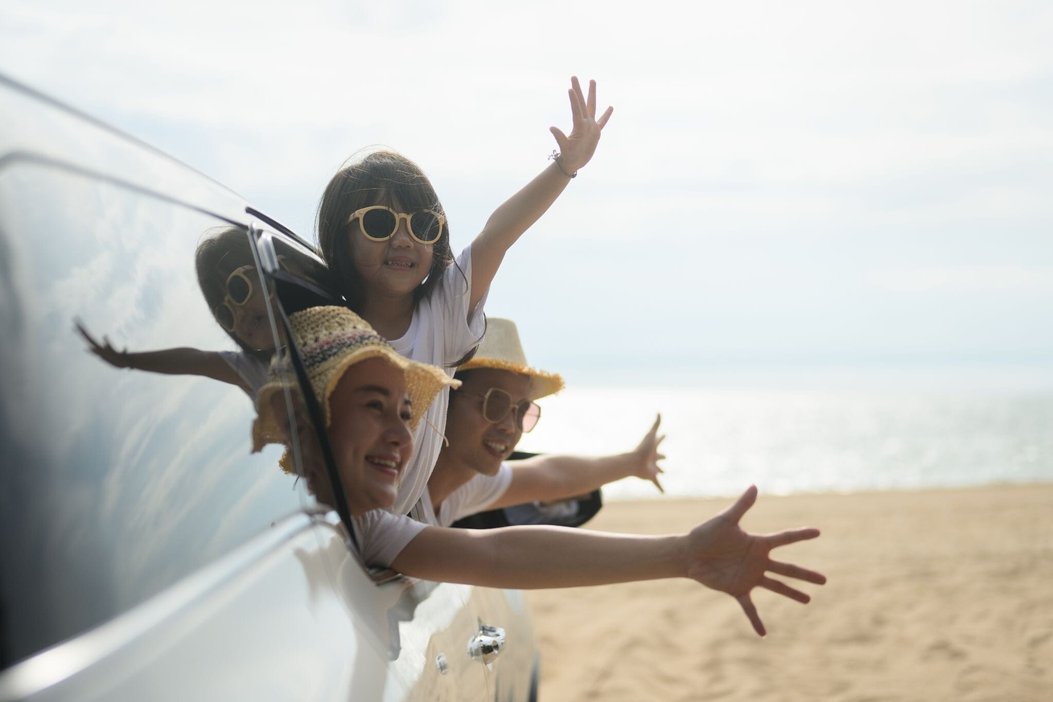 Eine Familie mit Kindern im Urlaub über Silvester am Strand.