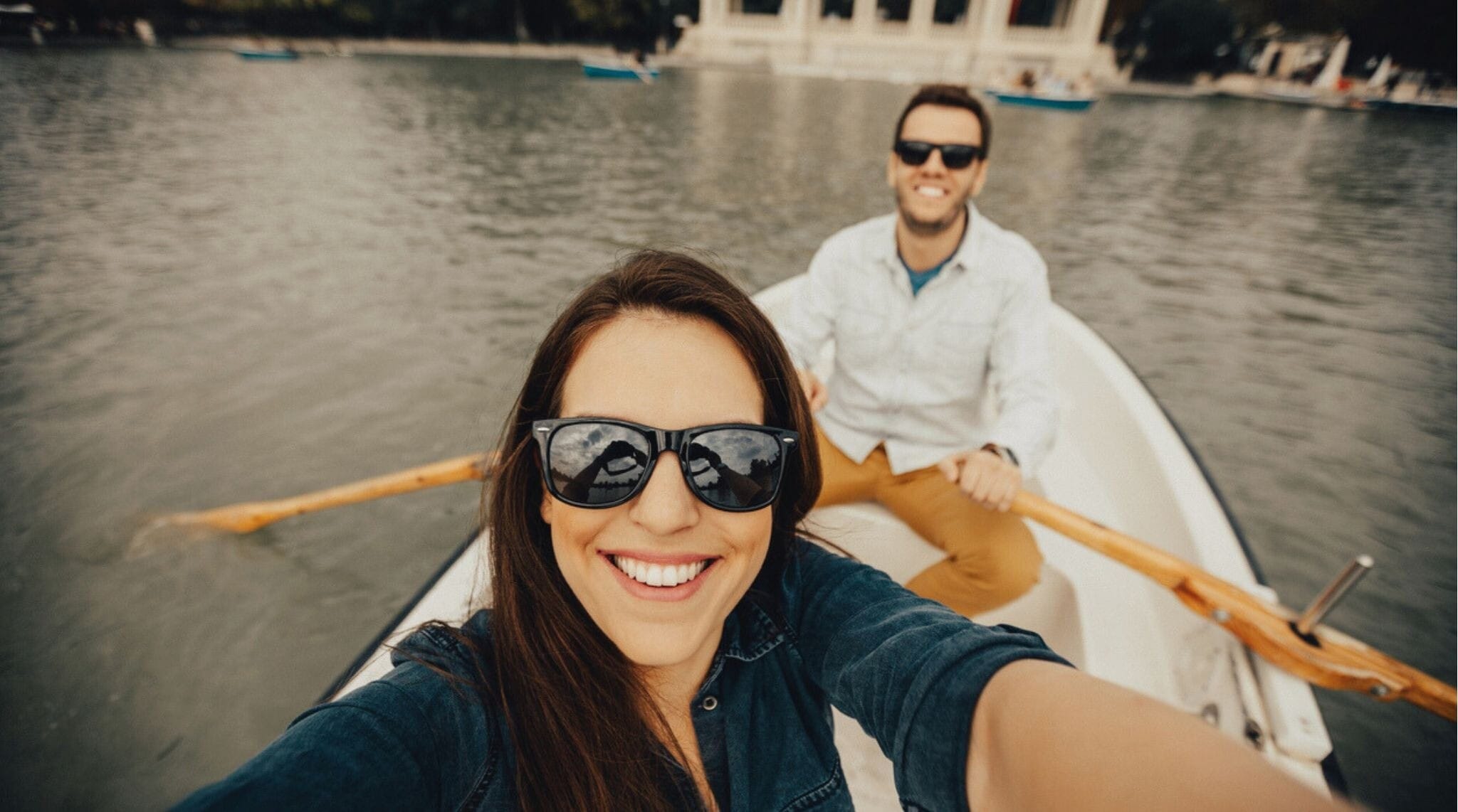 Pareja de turistas paseando en barca por el estanque del Retiro en Madrid