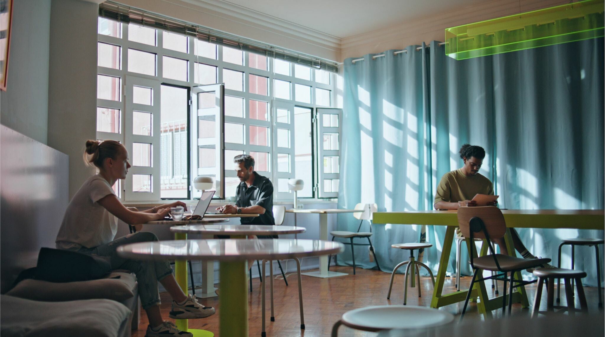 personas trabajando en coworking