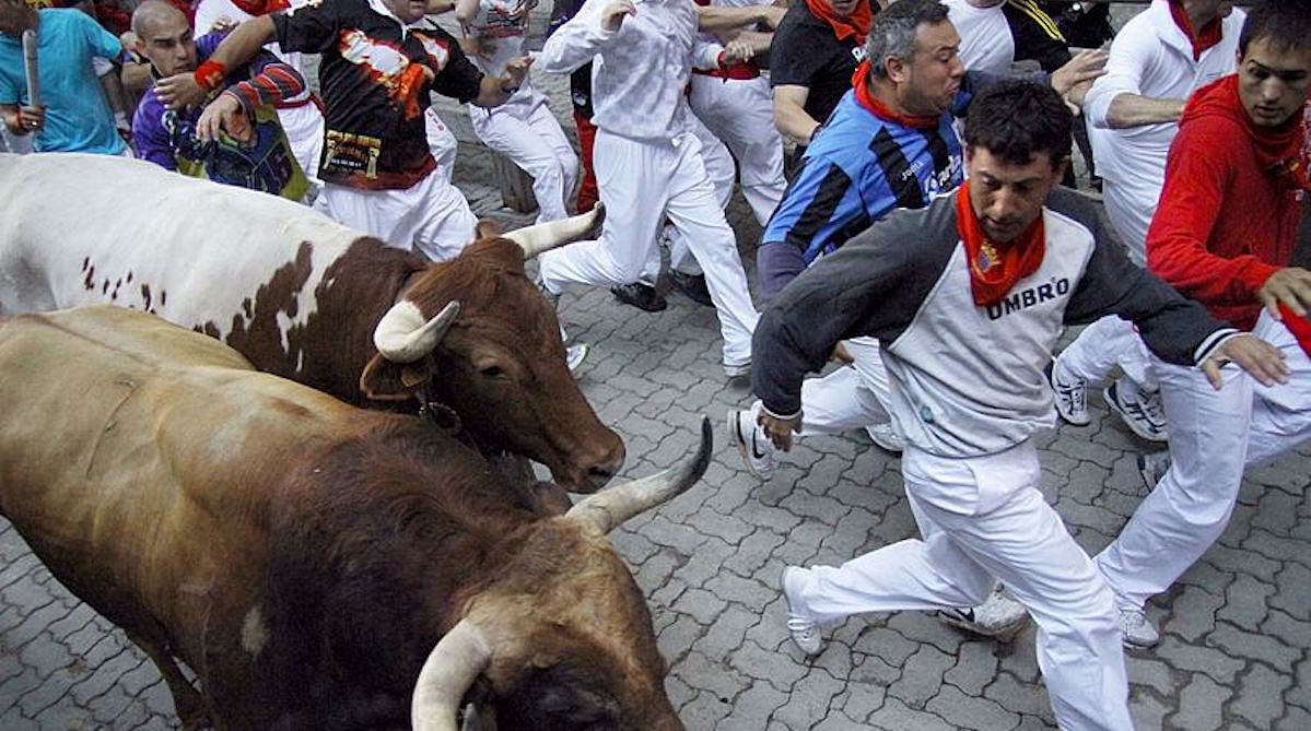 牛追い祭り　スペイン