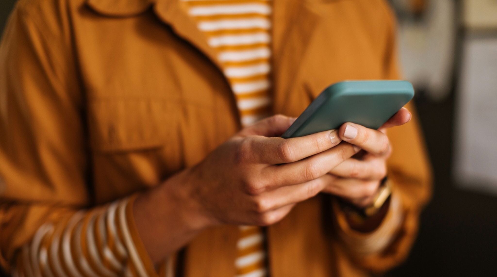 personne avec son iphone en main