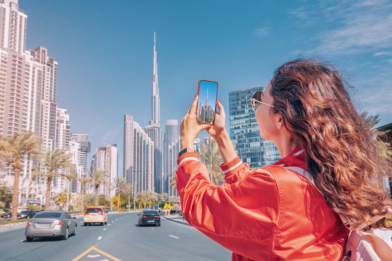 Frau mit der besten eSIM in Dubai