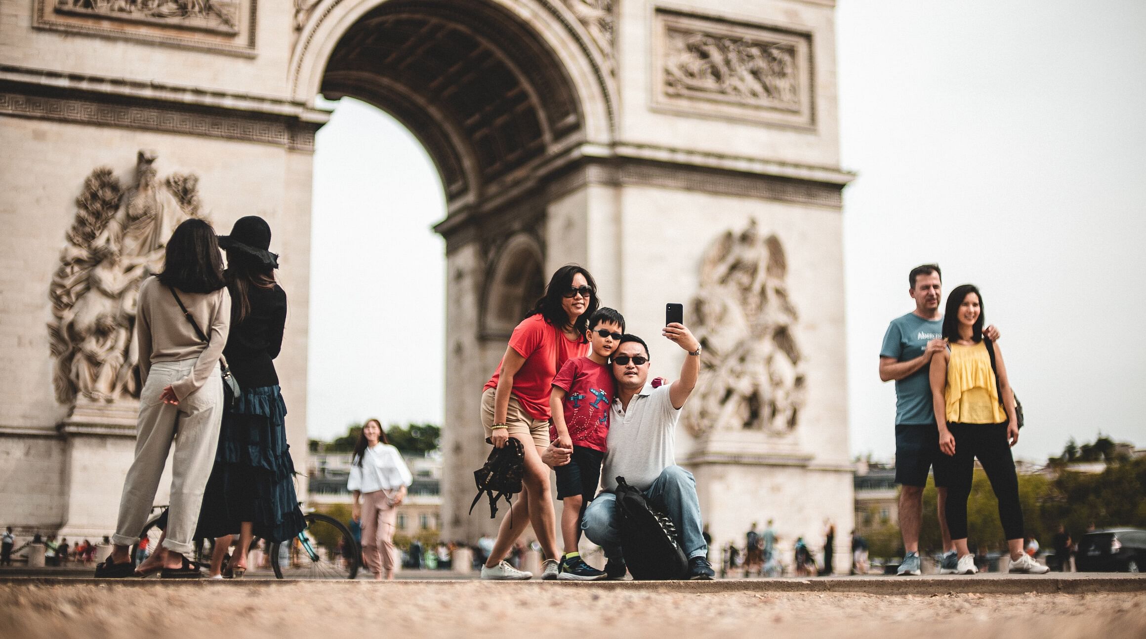 Famille prenant un selfie à paris