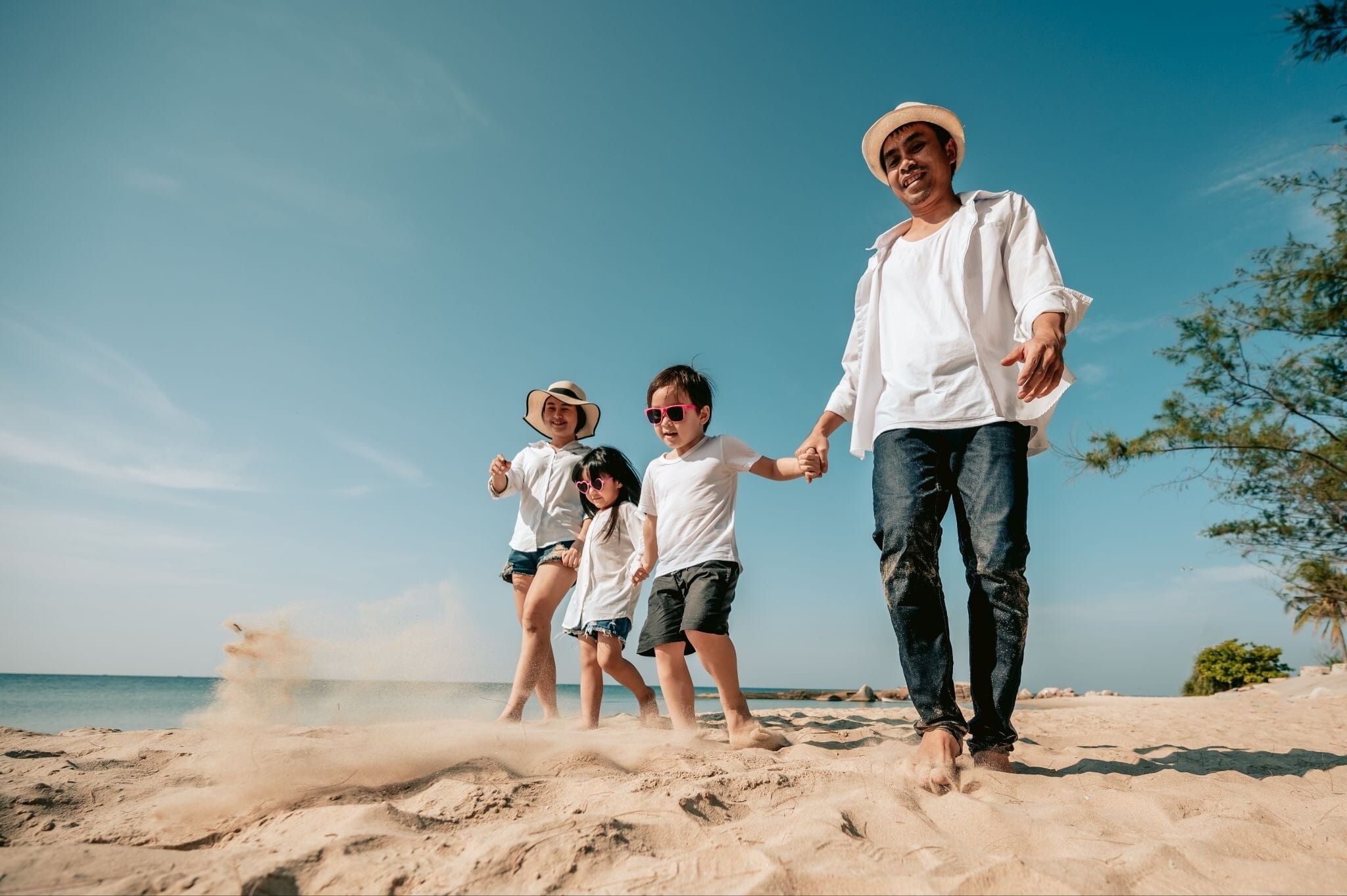 Eine Familie mit Kindern im Urlaub über Silvester