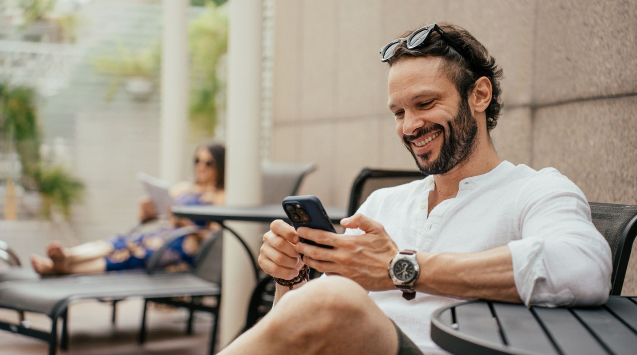 voyageur telephone en main utilisant une carte esim au Brésil