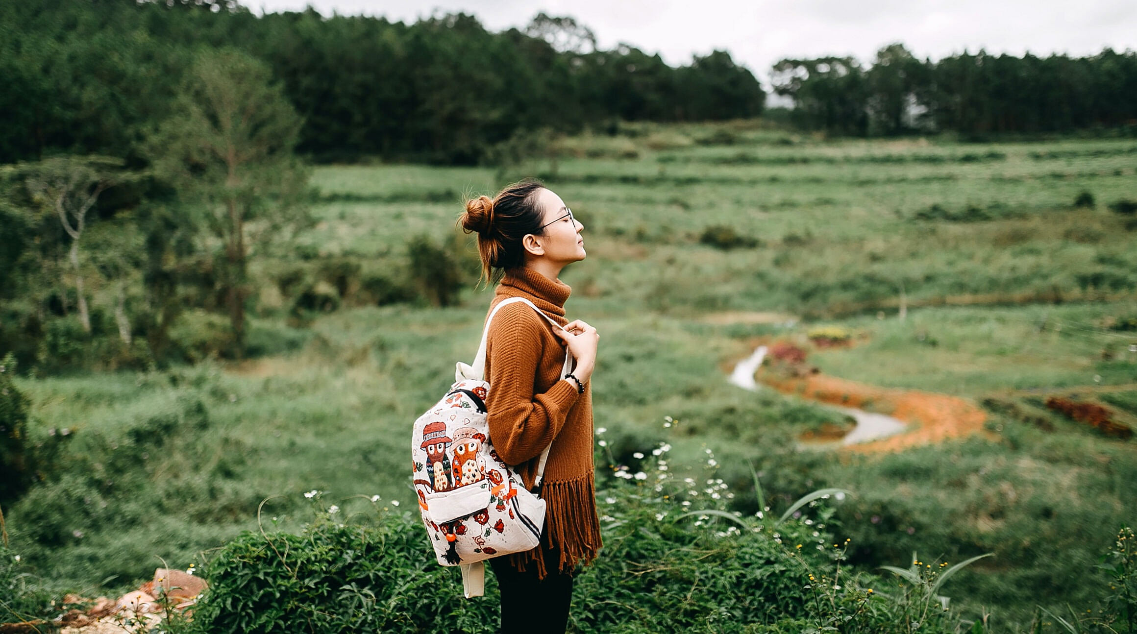 woman solo traveler in a field