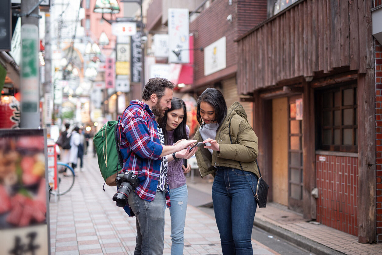 Mann mit Internet in Japan