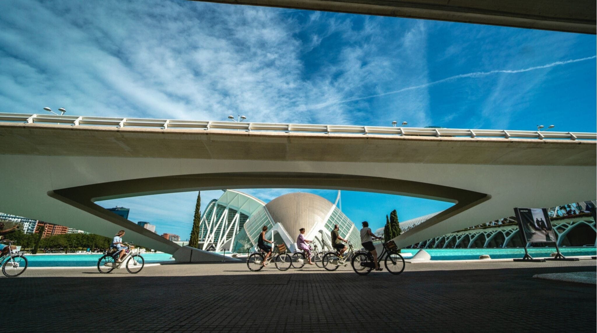 Cidade das Artes e Ciências em Valência em um dia ensolarado, com El Hemisfèric e o edifício do Museu de les Ciències Príncipe Felipe. Projetado por Santiago Calatrava e construído entre 1991 e 2006.