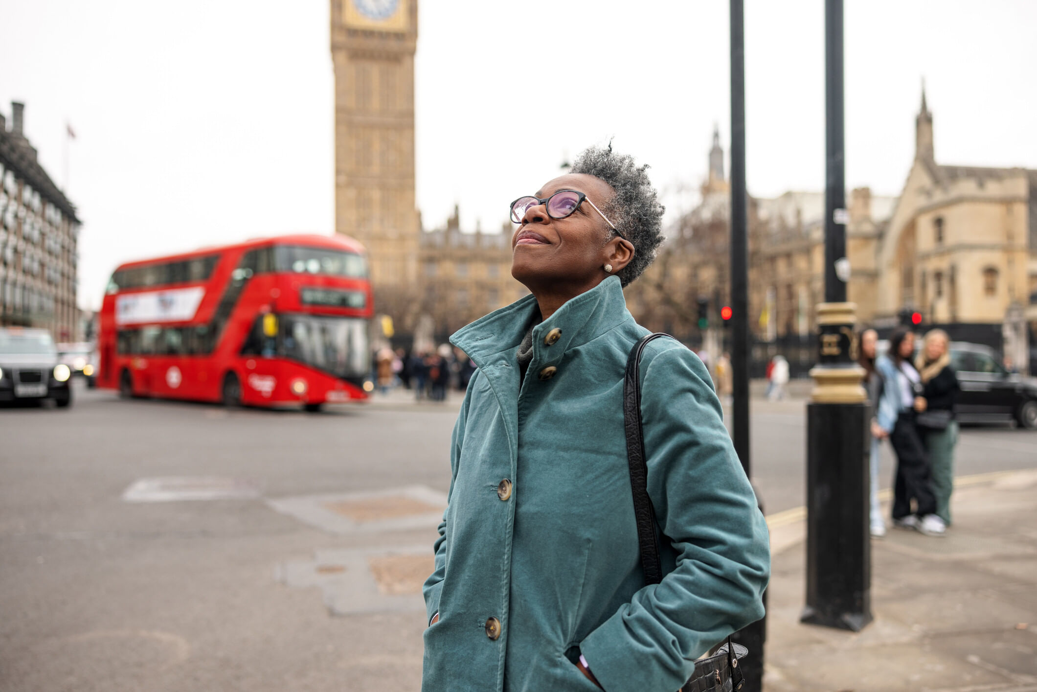 Frau beim Roaming in England
