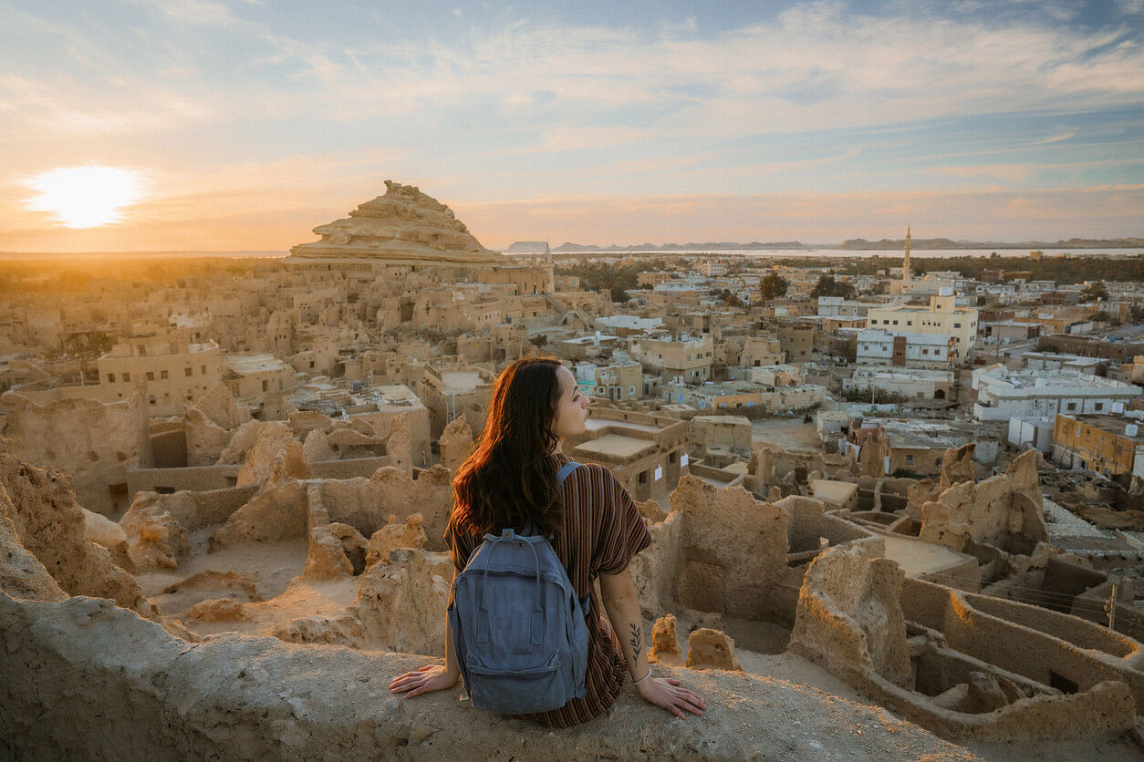 Frau beim Bezahlen in Ägypten