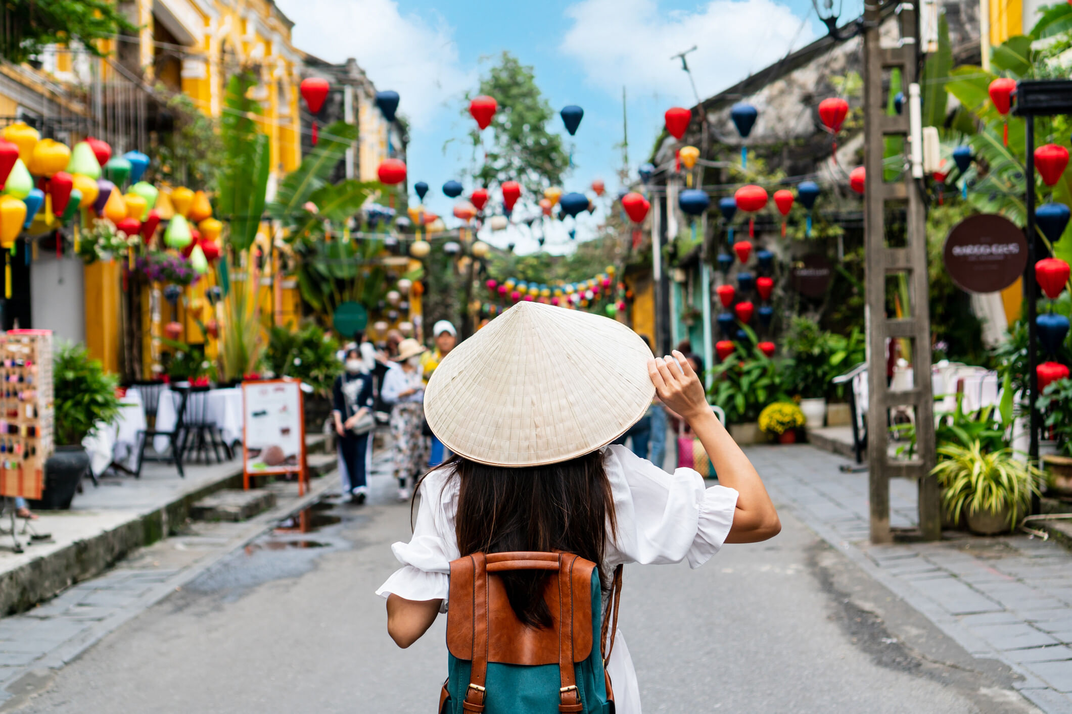 Frau mit SIM-Karte in Vietnam