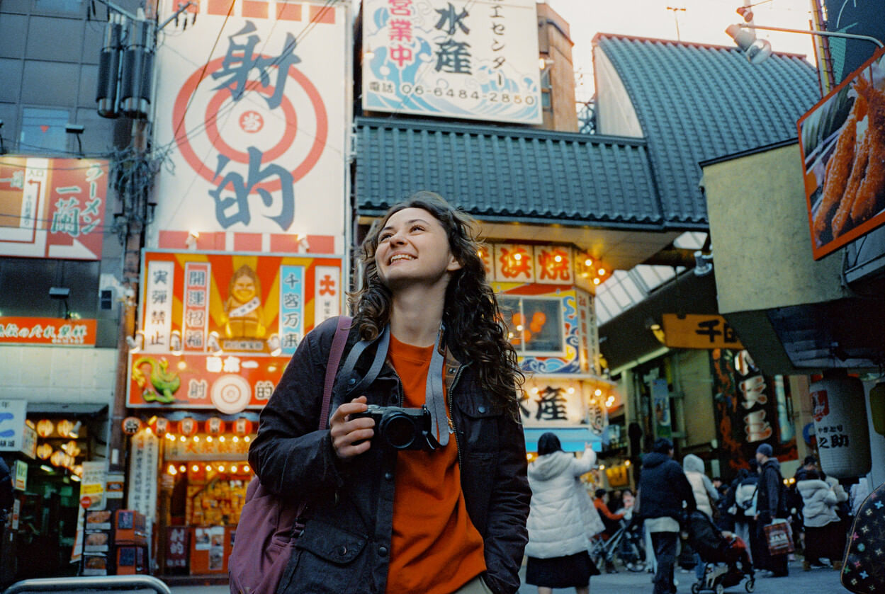 Reisende ist zur besten Reisezeit in Japan in Okinawa