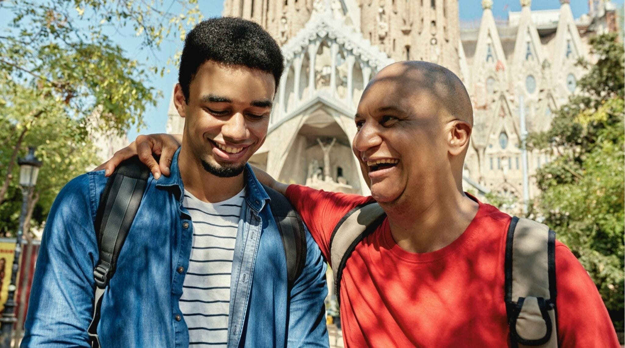 Padre e hijo disfrutando de una escapada urbana en Barcelona.