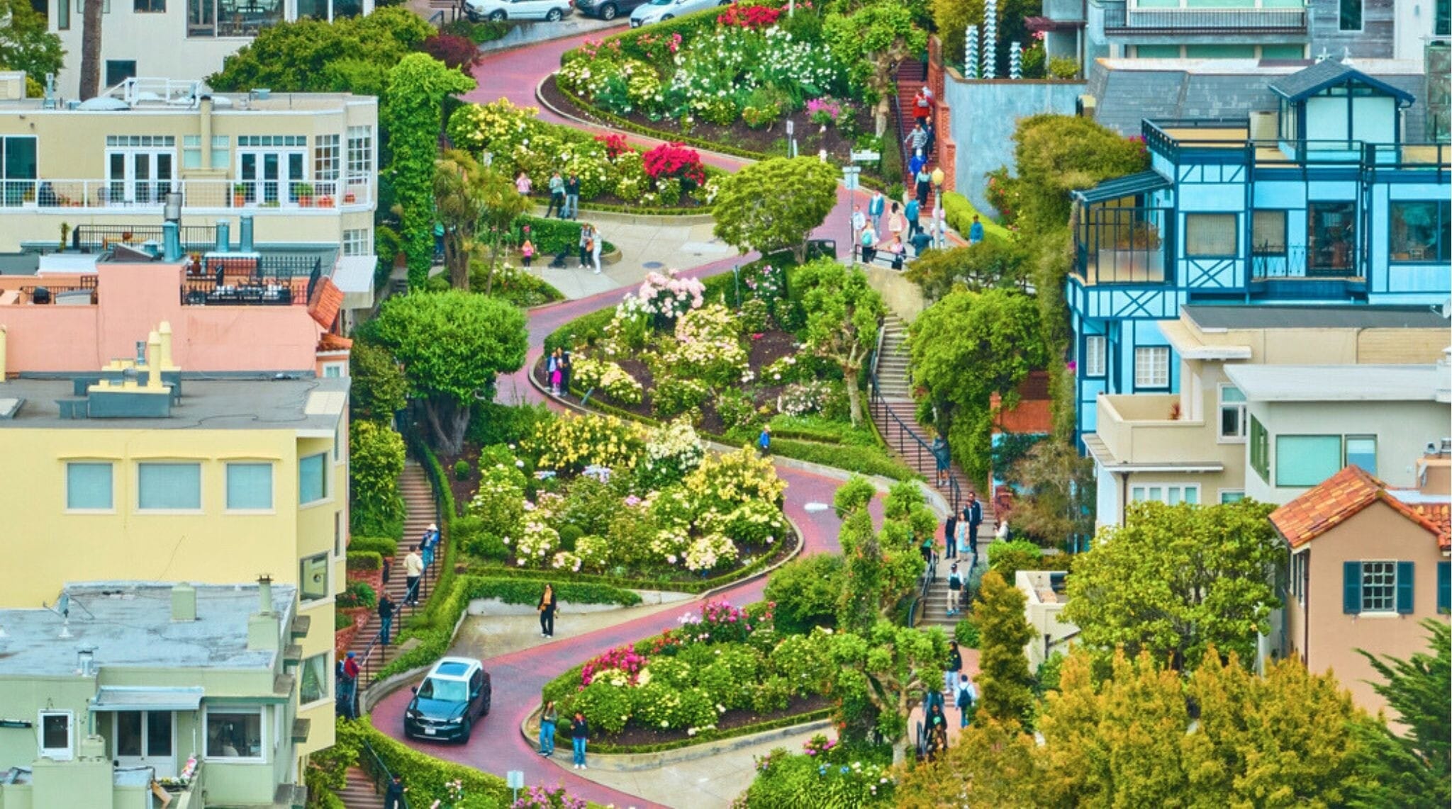 Vista aérea de Lombard Street en San Francisco con autos bajando por la calle en zigzag.