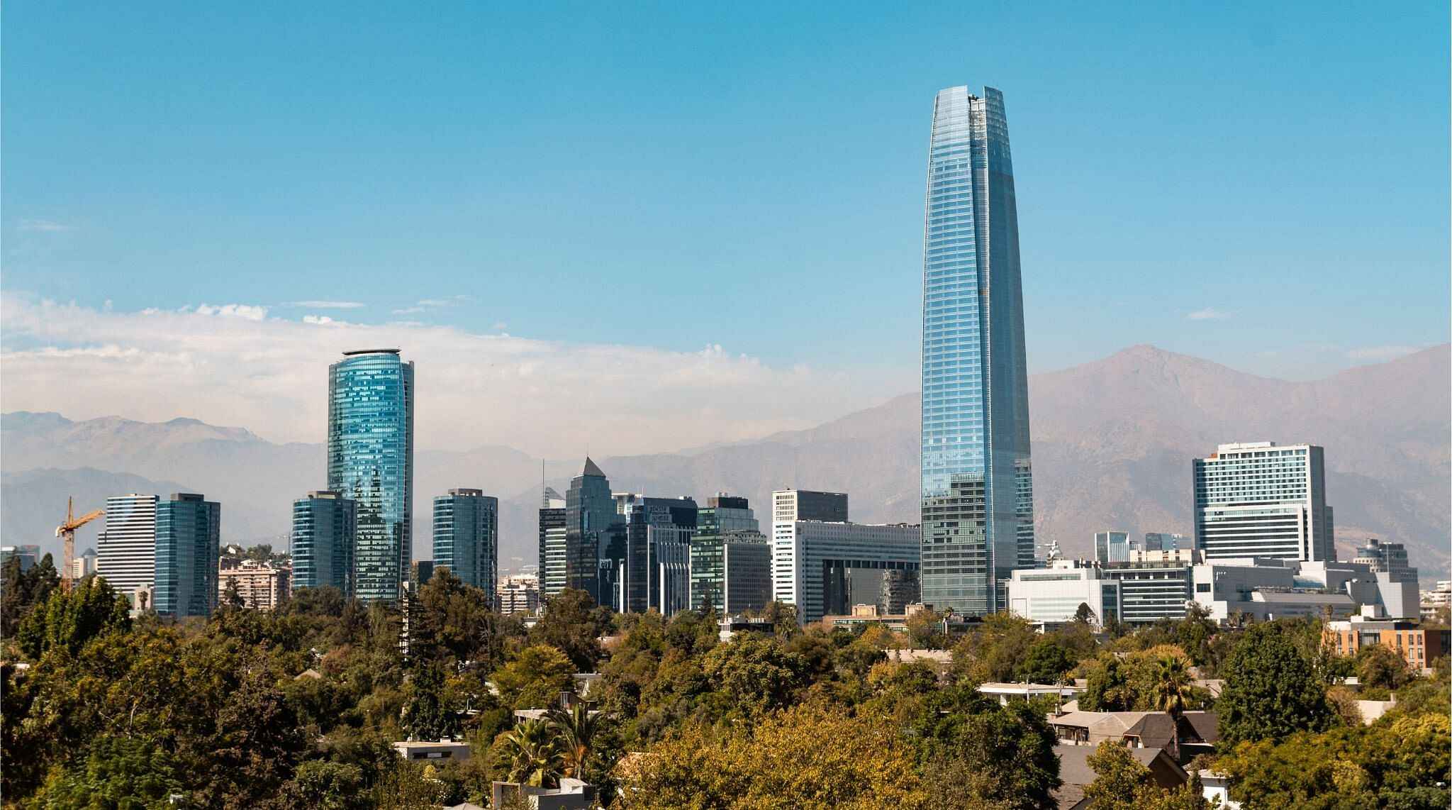 Vista panorâmica da cidade de Santiago, Chile, com montanhas ao fundo.