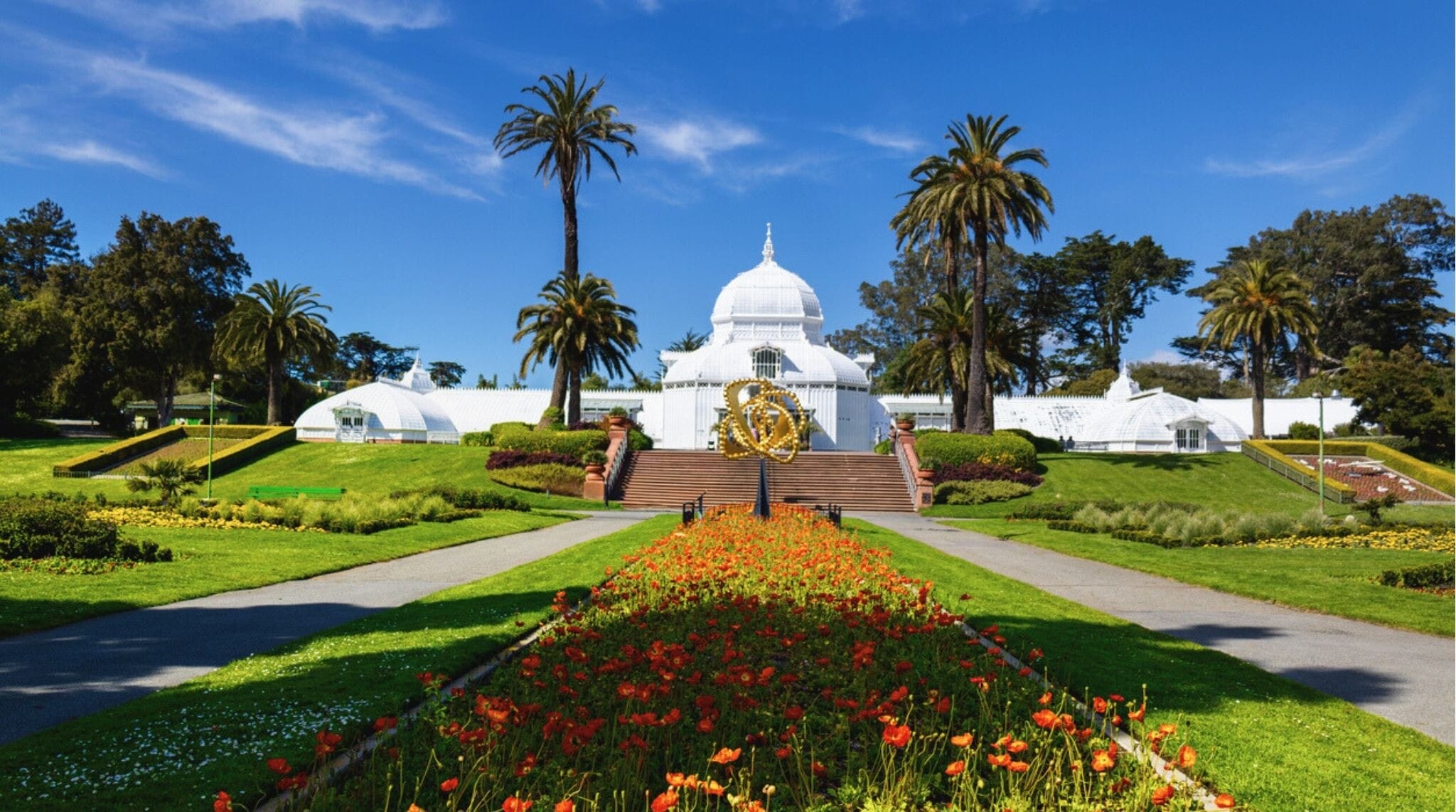 Conservatory of Flowers en Golden Gate Park, rodeado de jardines floridos en San Francisco.