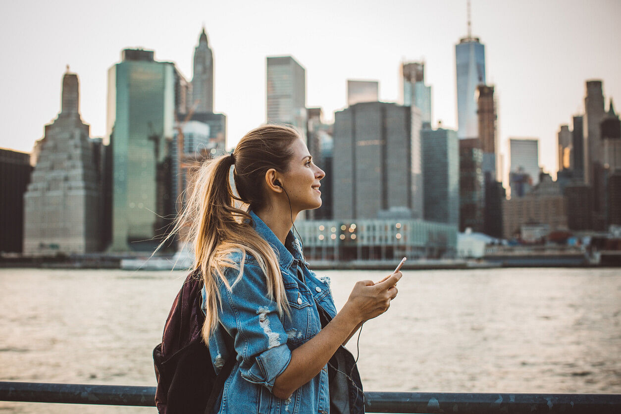 Frau mit eSIM auf Reisen