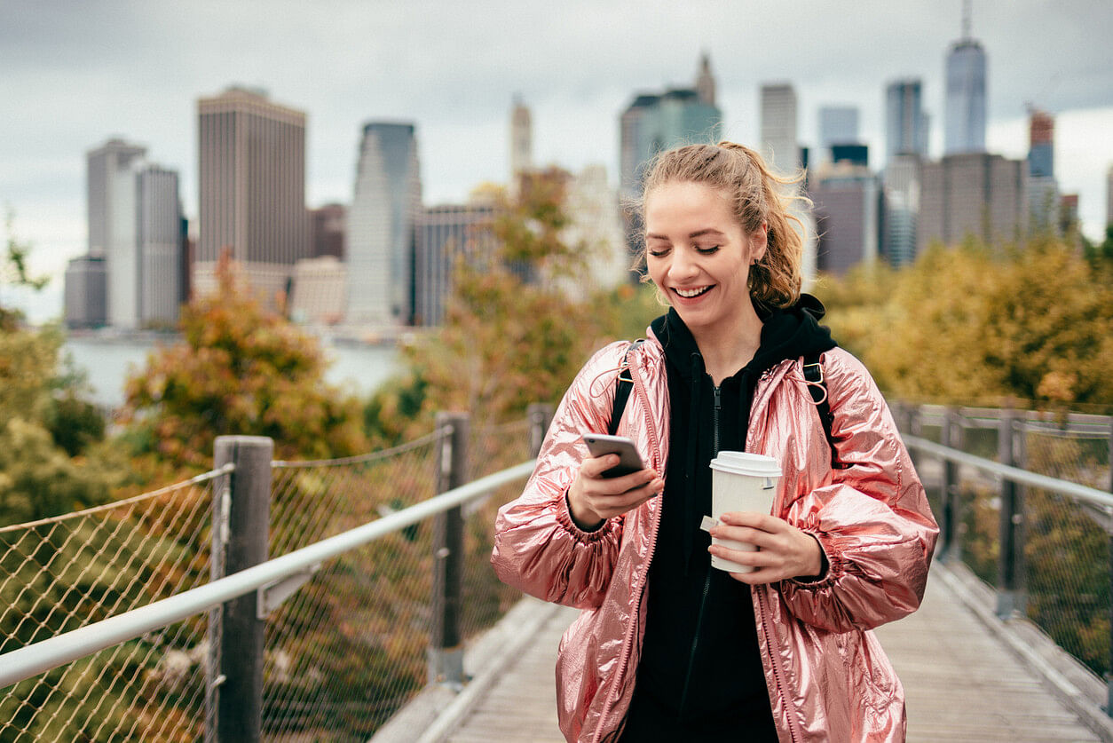 Frau mit deutschen Handy in den USA 