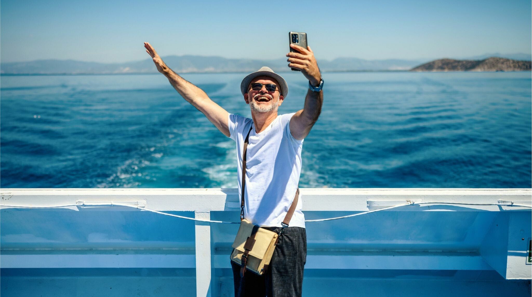 Homem posando para selfie em um navio