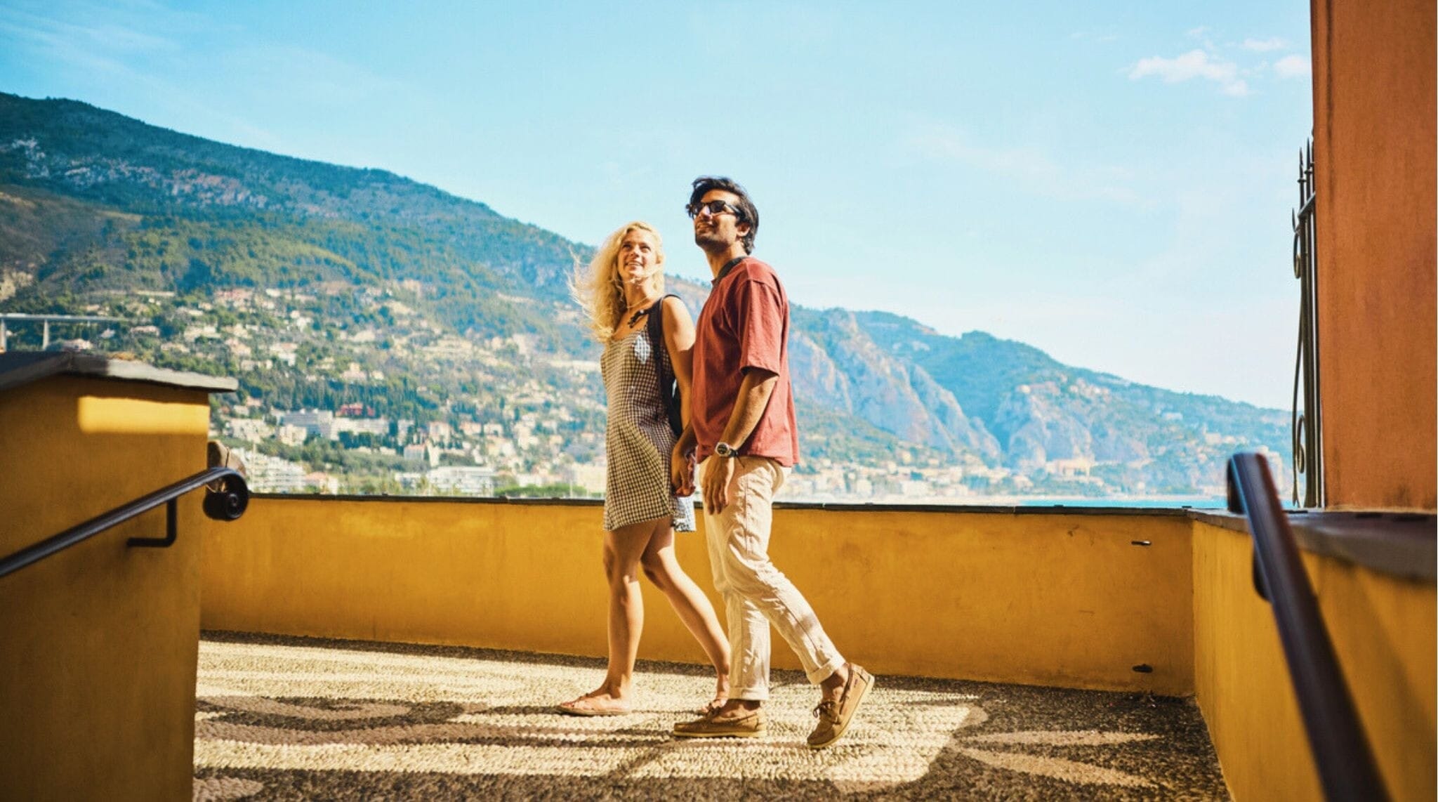 Casal jovem millennial aproveitando a viagem a Menton enquanto viaja pelo sul da França.