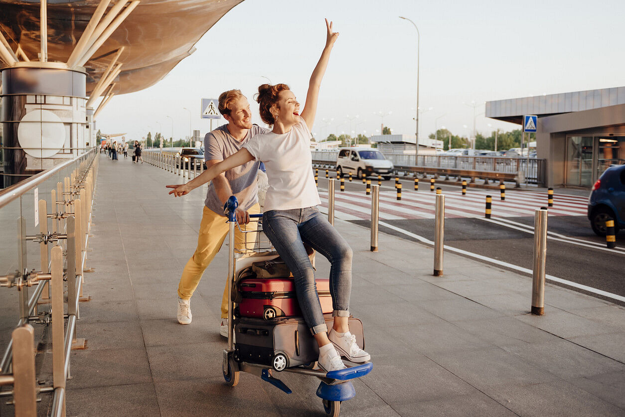 Paar im Urlaub im Ausland mit eSIM