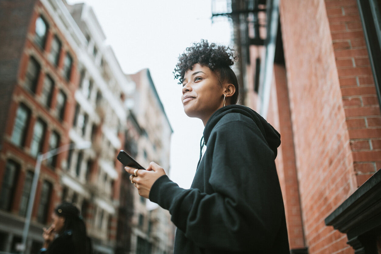 Frau mit mobilen Daten in den USA