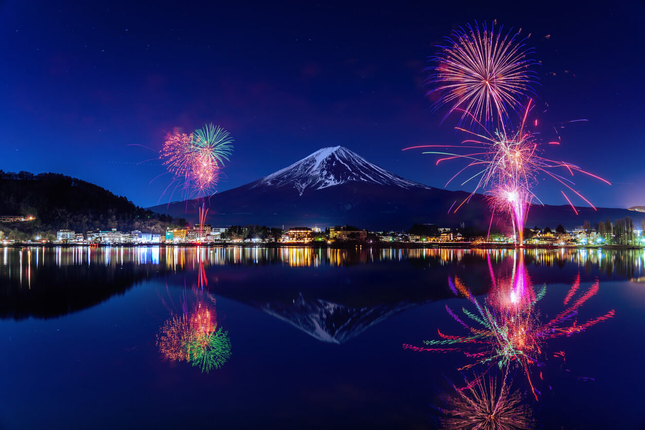 Feuerwerk am Mount Fuji
