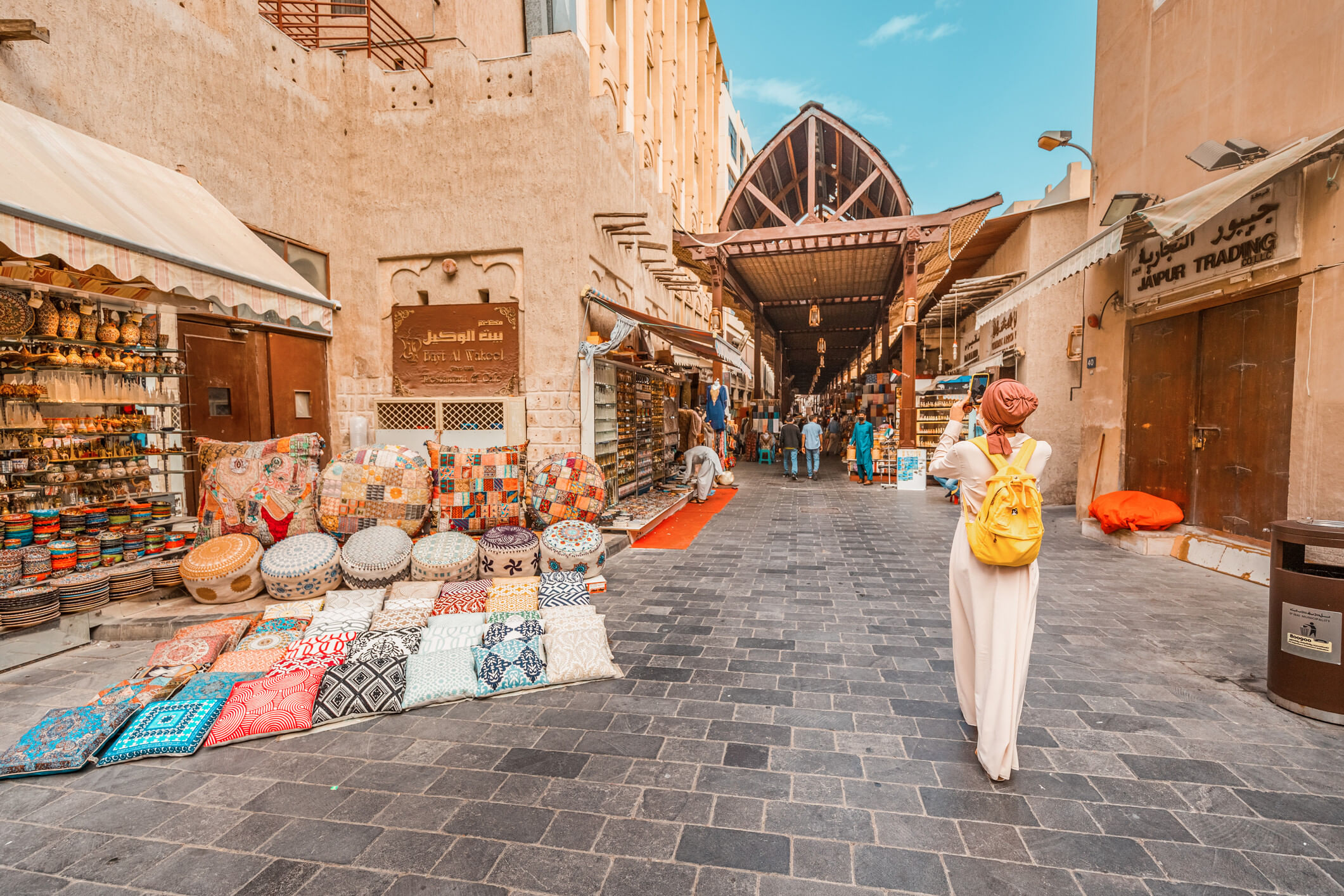Frau beim Roaming in Dubai