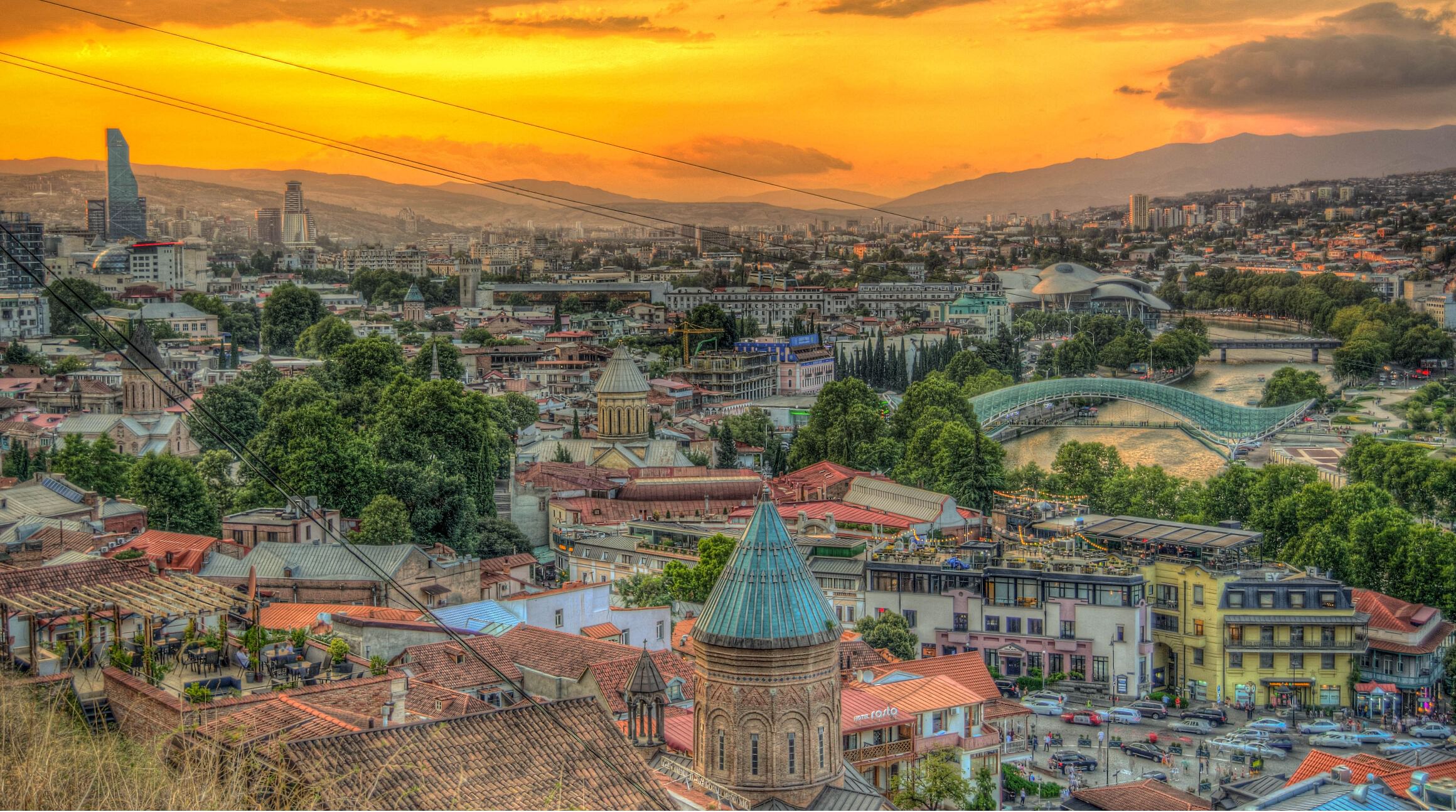 Gün batımında Tiflis manzarası