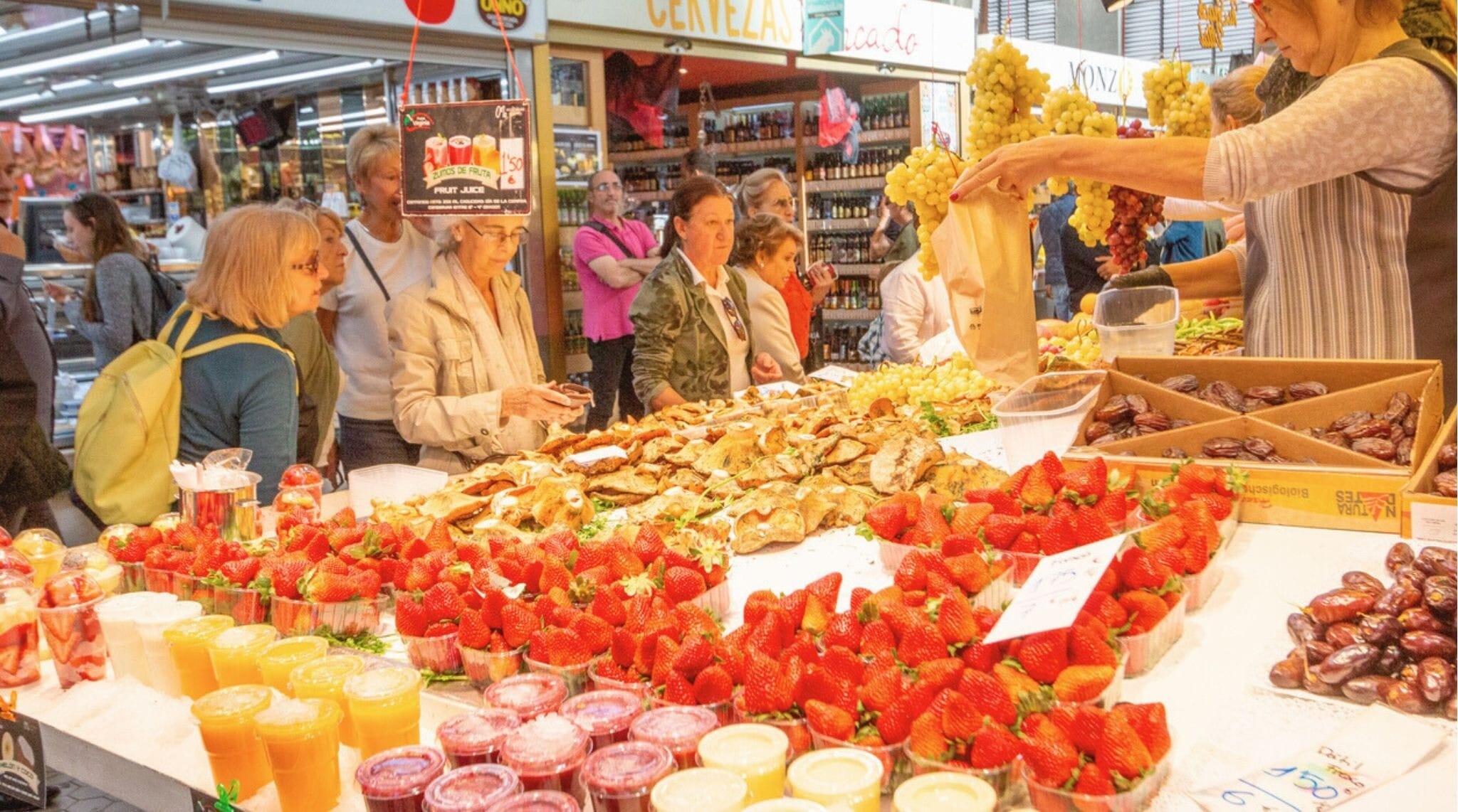 Vendedor no Mercado Central (Mercado Central) em Valência, Espanha, atendendo clientes que compram alimentos.