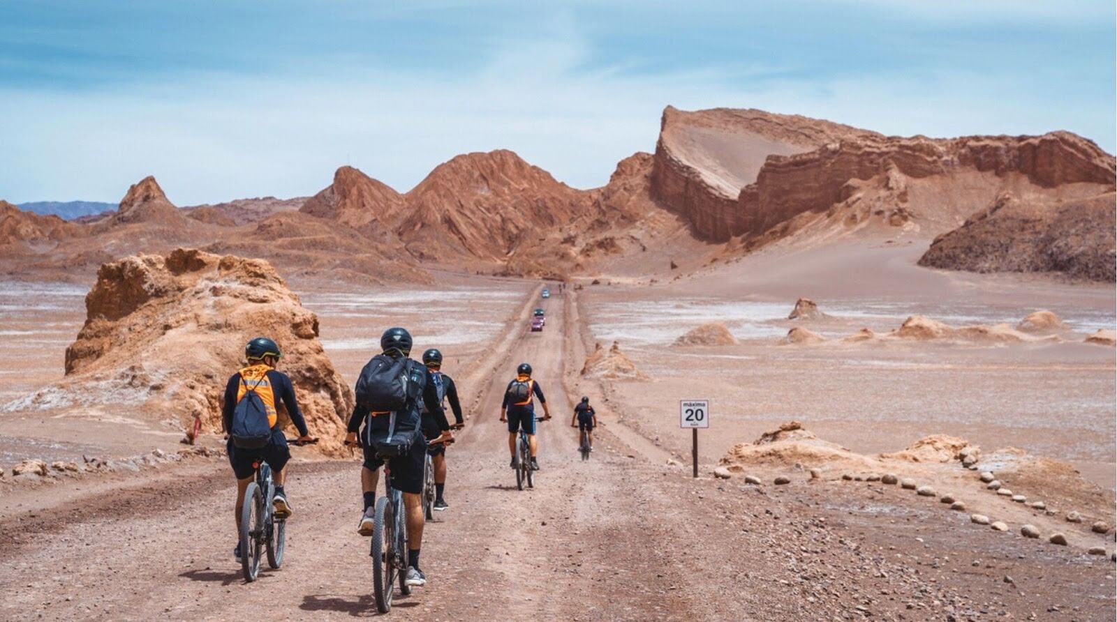 Ciclistas explorando o Vale da Lua (em espanhol: Valle de La Luna) no Deserto do Atacama, perto de San Pedro de Atacama, no norte do Chile, América do Sul.