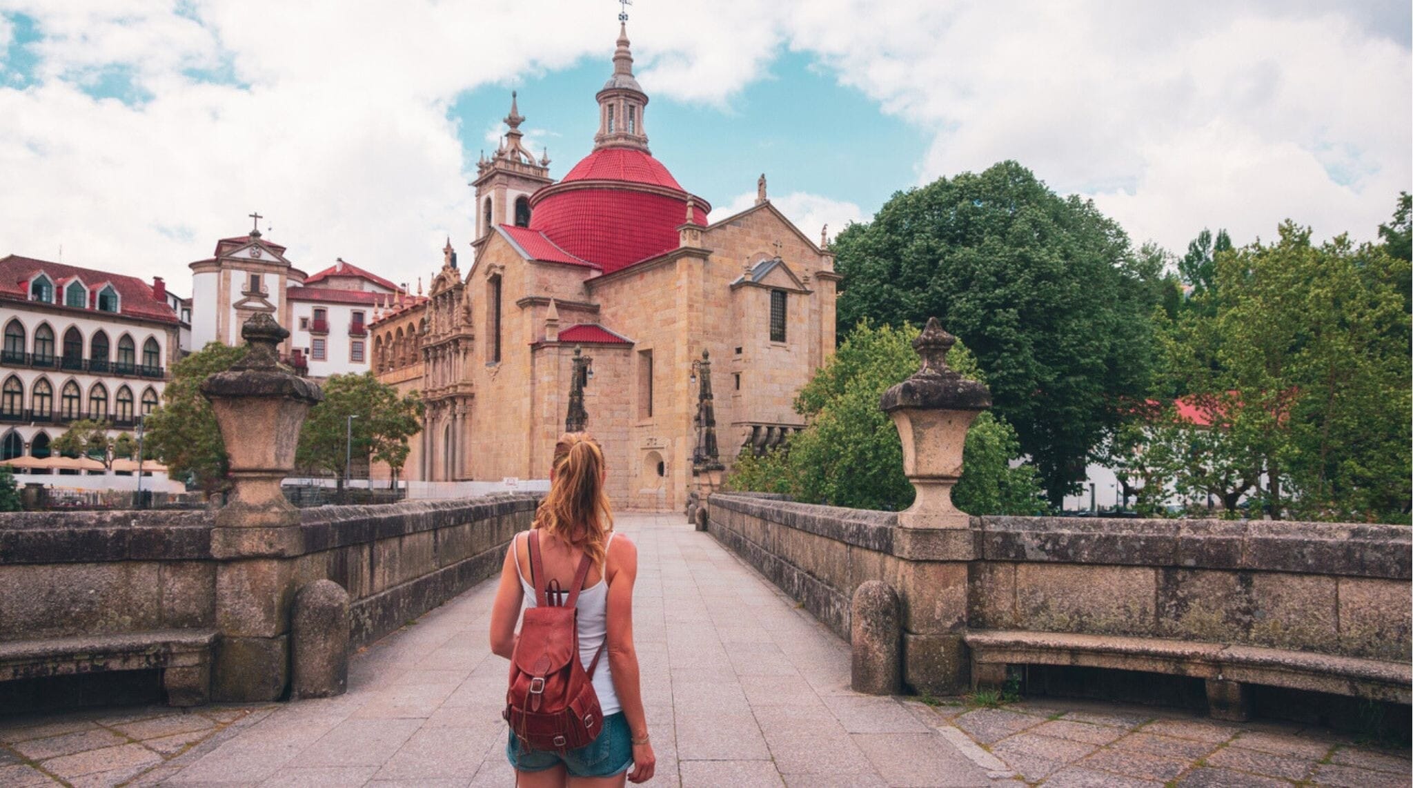 Turista visitando a cidade de Amarante — Mosteiro de São Gonçalo — Portugal.