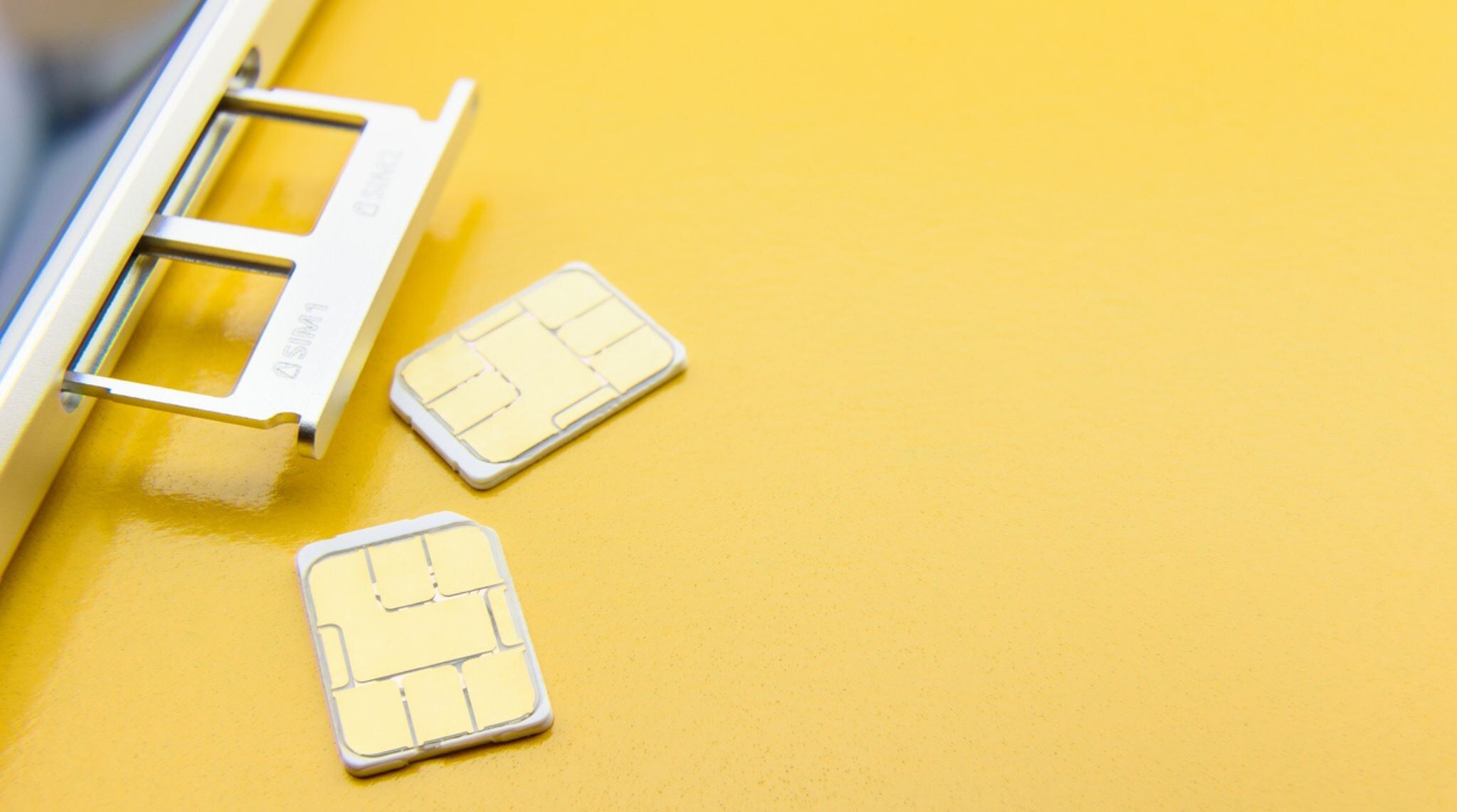 tiroir double sim ouvert et deux cartes nano SIM sorties du telephone