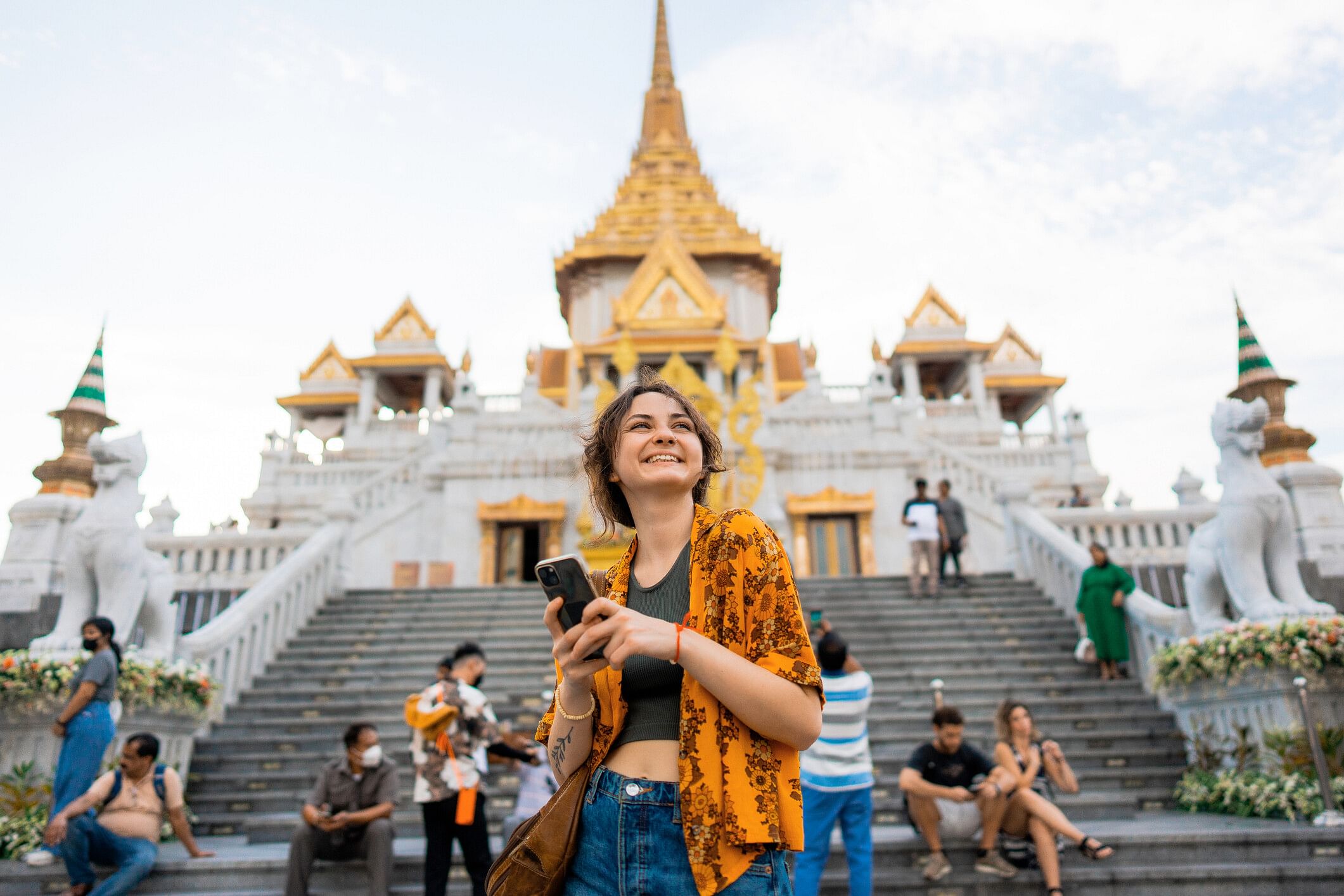 Touristin in Thailand steht vor einem Tempel