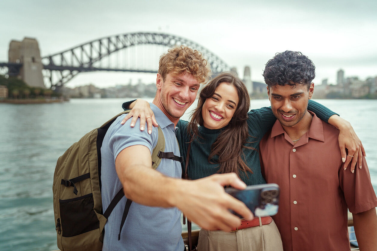 Gruppe an Personen im Urlaub mit der besten eSIM für Australien