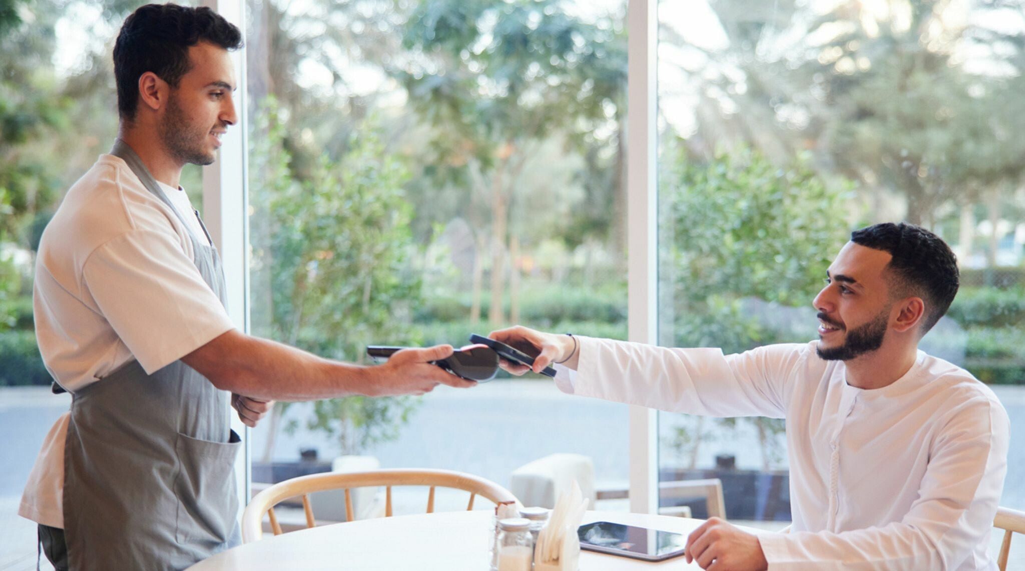 personnes utilisant le paiement mobile a dubai
