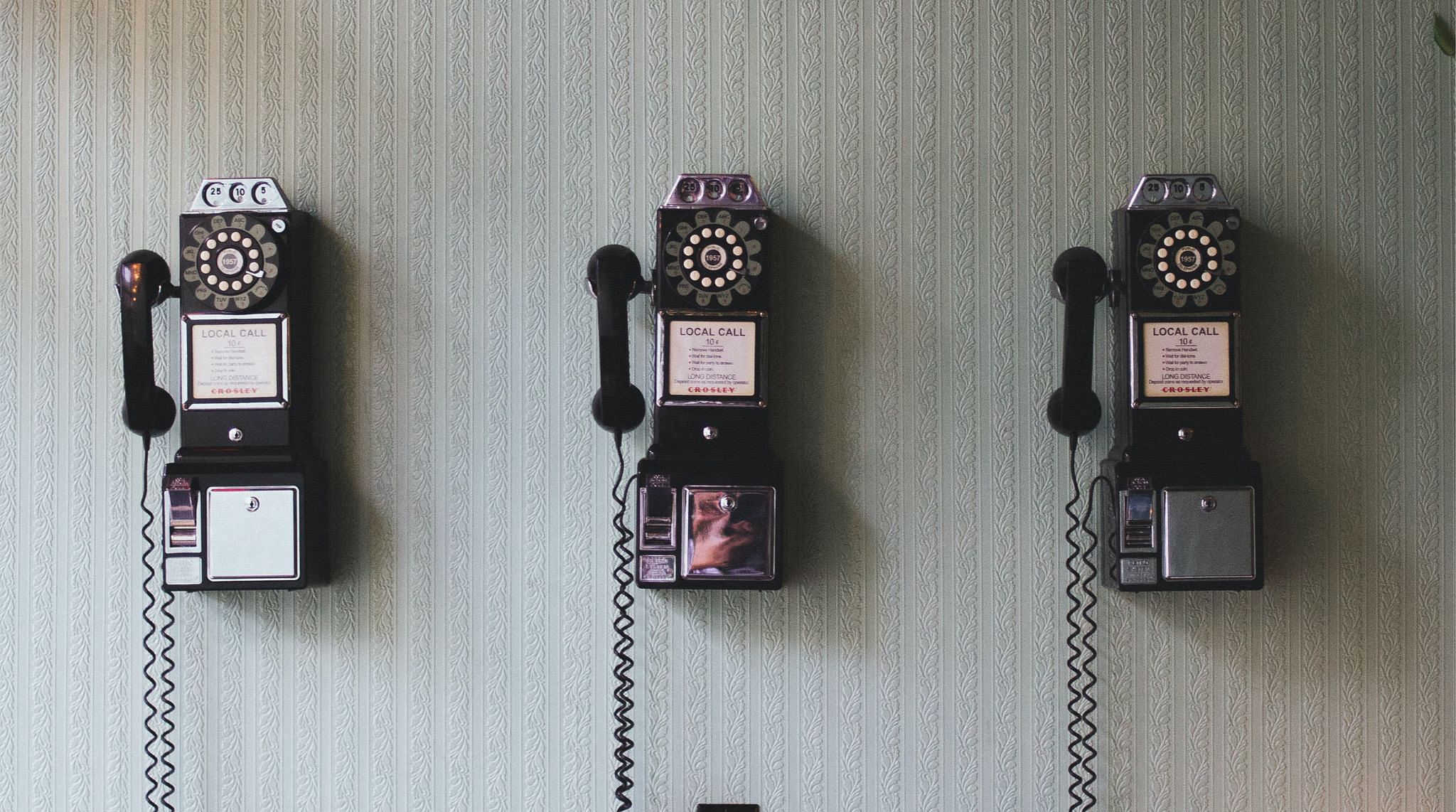 Vieux téléphones sur un mur