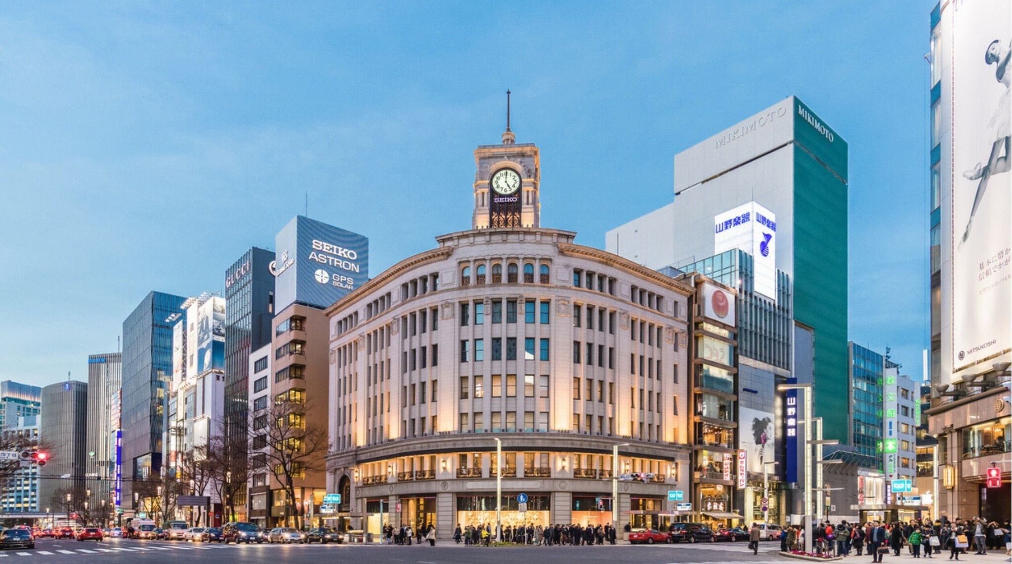 Paisaje urbano del distrito de Ginza en Tokio con edificios modernos y tiendas elegantes.
