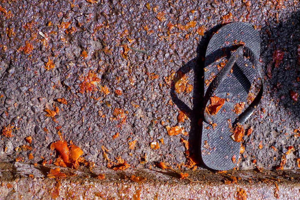 Infradito abbandonate a La Tomatina festa popolare a Buaol, Spagna