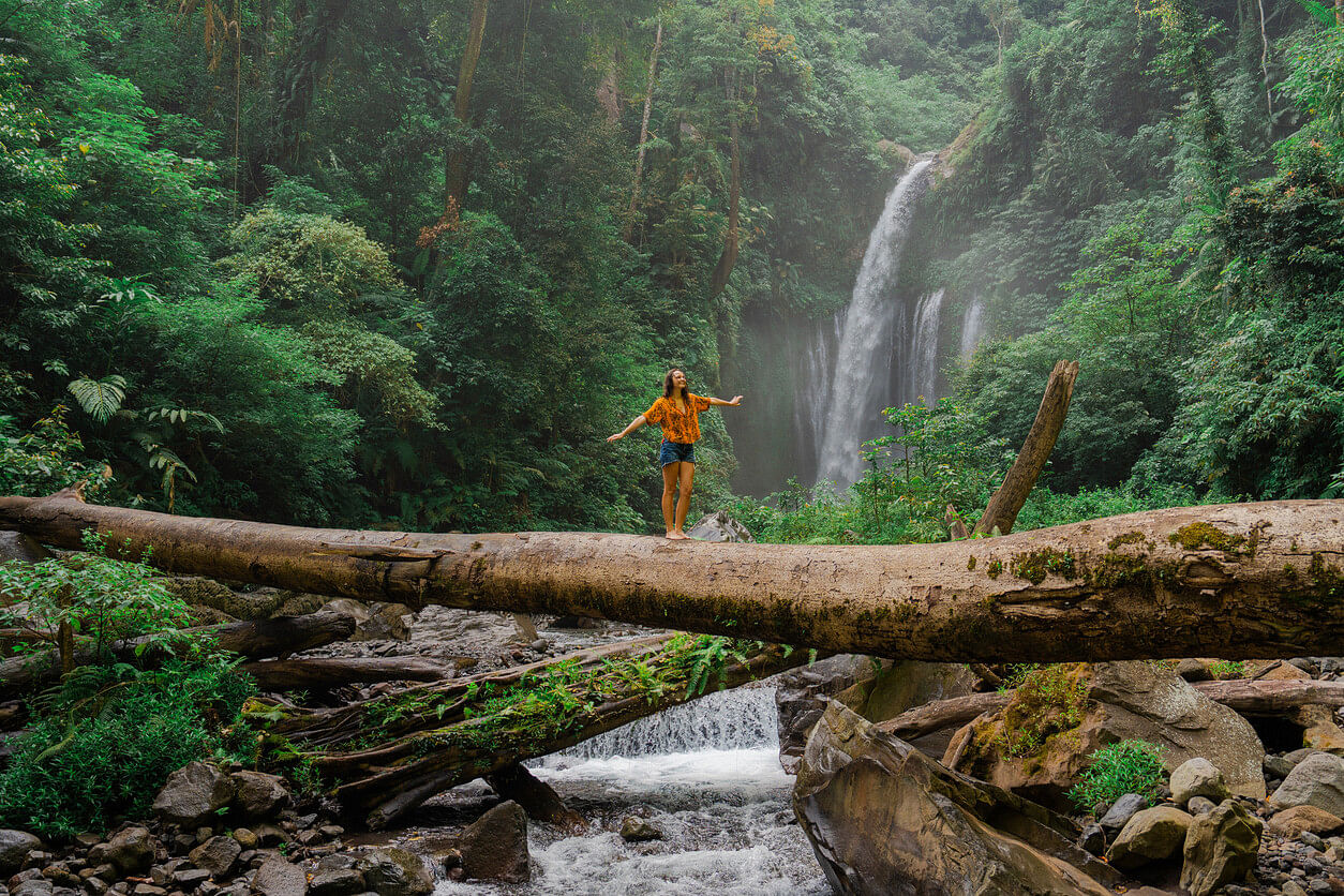 Frau in Indonesien beim Wandern