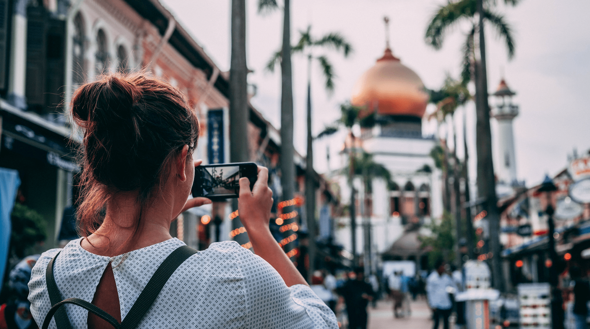 Reisender, der ein Foto mit einem Smartphone macht