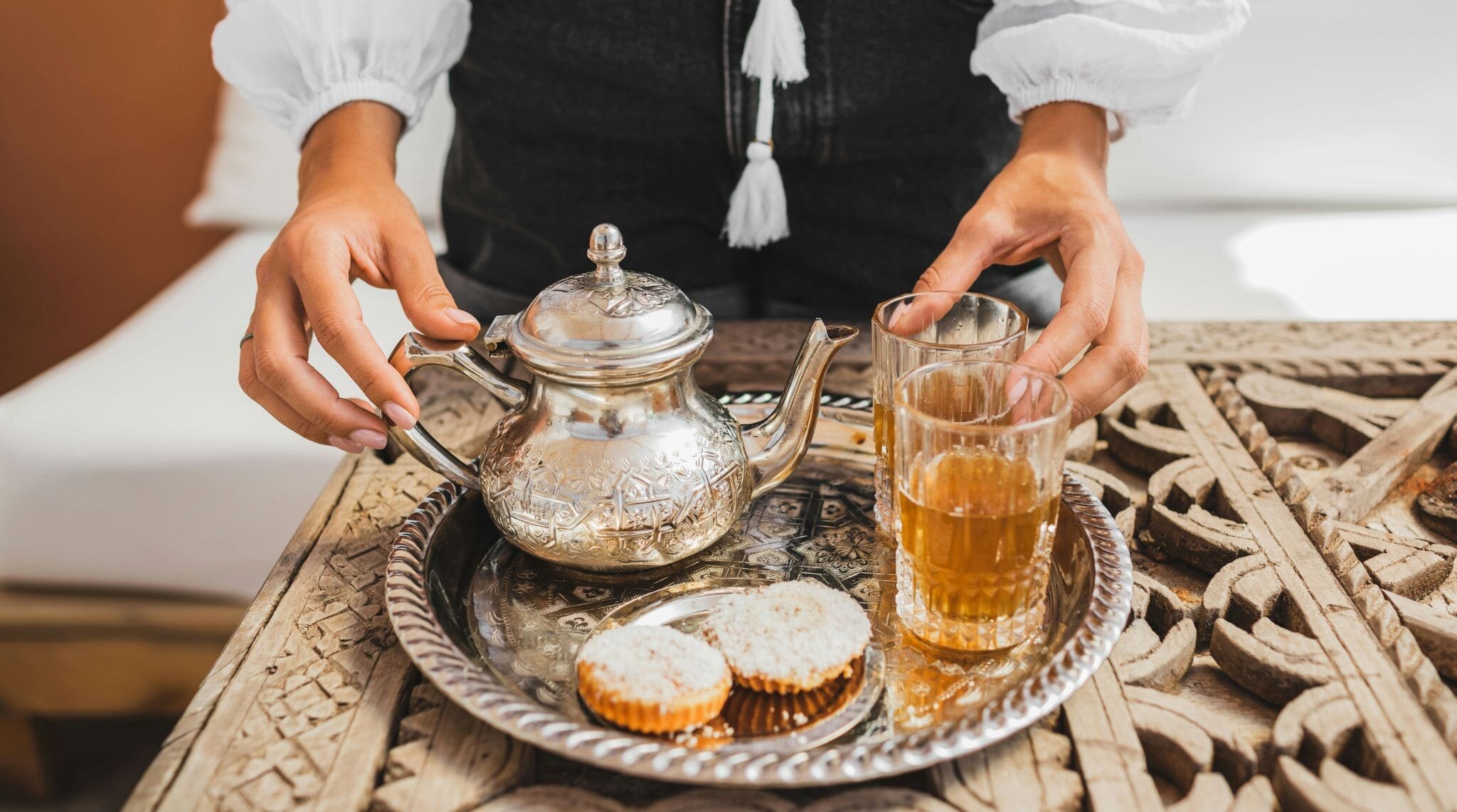 prendre un thé traditionnel marocain
