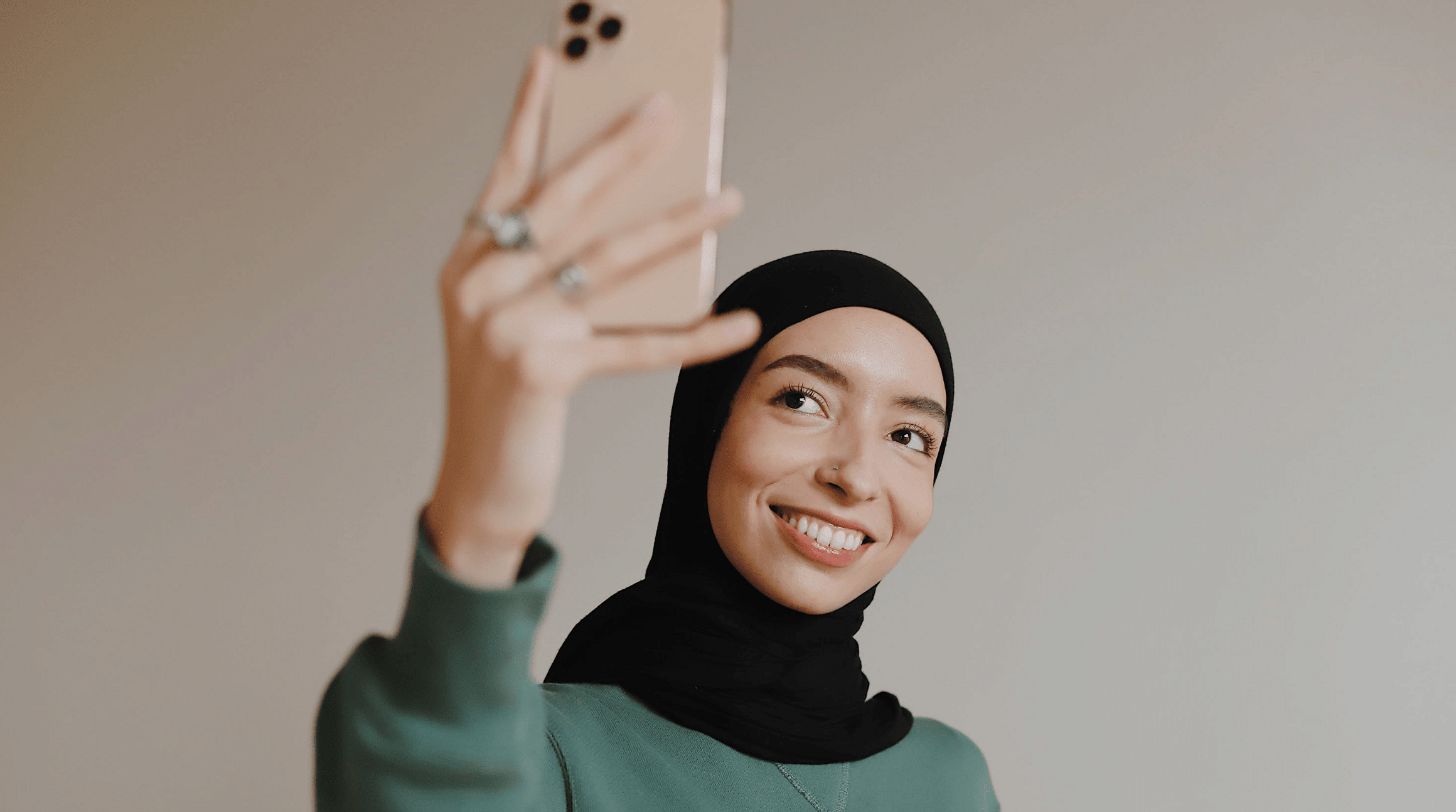 mujer tomando una selfie