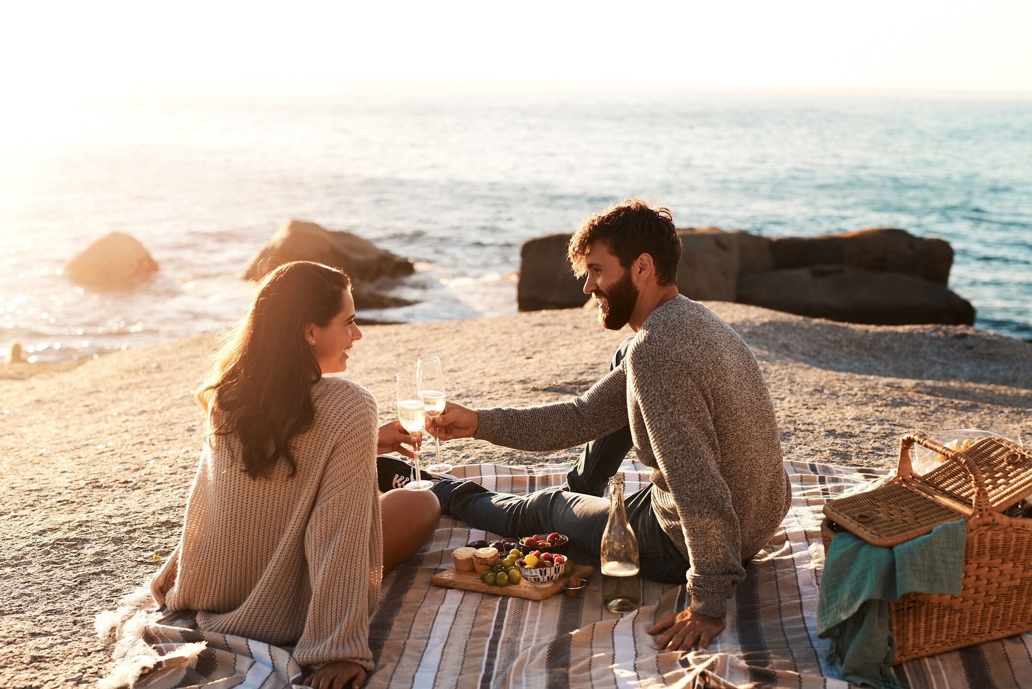 Ein paar am Strand beim Picknicken