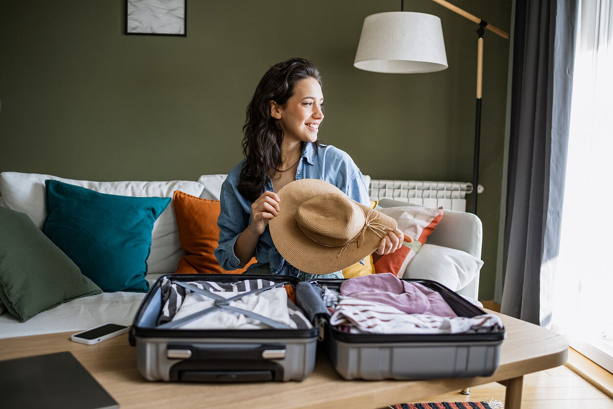 Frau packt ihre Packliste für den Sommerurlaub