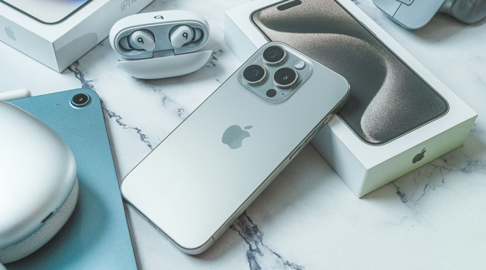 iPhone 15 Pro en couleur Natural Titanium