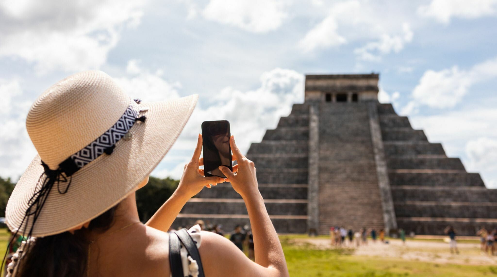 touriste avec smartphone a chichen itza